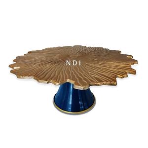 Soporte para pasteles de aspecto lujoso con acabado negro antiguo en forma redondeada con marco metálico dorado para decoración de mesa. - Product Image 5