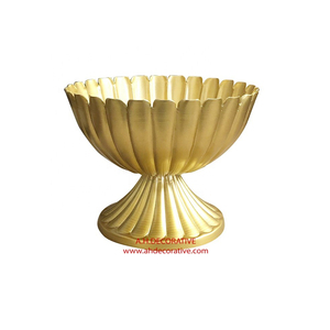 Cuenco de Metal de lujo para flores, Base de diseño único chapado en oro para decoración de balcón, florero y cuenco para flores en venta - Product Image 1