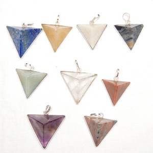 Meilleure vente Mélange de pierres naturelles pendentifs triangle en vente - Product Image 1