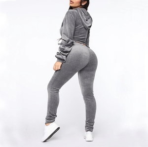 Ensemble survêtement décontracté deux pièces en velours rouge pour femme : crop top à capuche et leggings coupe ajustée – Tenue automne - Product Image 4