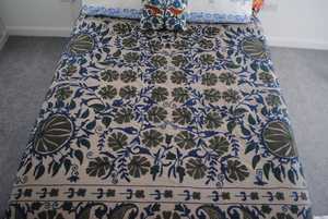 Couvre-lit exclusif Suzani de style bohème ethnique de 260 cm x 452 cm brodé à la main en coton naturel pour la maison d'hôtel - Product Image 3