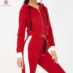 Ensemble de survêtement rouge à capuche pour femme avec bandes latérales blanches, manches longues, coupe ajustée, longueur cheville, tenue sportive tricotée deux pièces - Product Image 6