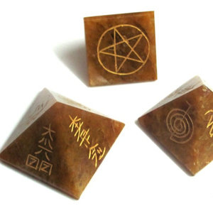 Doré poli Quartz Usui Reiki Pyramides | Quartz Doré Usui Reiki Pyramides À Vendre | Meilleur Usui Reiki Pyramides - Product Image 1