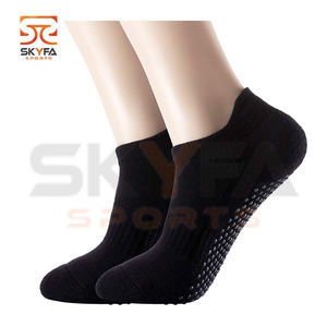 Calcetines deportivos antideslizantes para hombre, medias de algodón antideslizantes personalizadas con agarre atlético para fútbol, venta al por mayor - Product Image 1