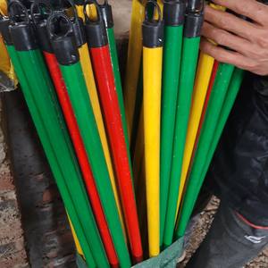 Palos de Madera de Buena Calidad, Mezcla de PVC, Mango de Escoba de Madera, Palos de Escoba Hechos en Vietnam - Product Image 2