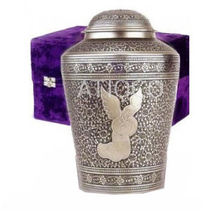 Ange gravé à la main Urne de crémation pour adultes en laiton massif Vase funéraire commémoratif de style américain - Product Image 1