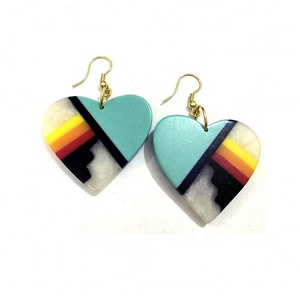 Nouvelles boucles d'oreilles pendantes en forme de cœur en résine incrustée, design original, bijoux de mode pour femmes, artisanat de qualité, chrétien - Product Image 1