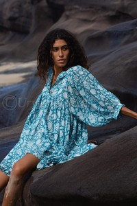 Robes courtes de plage amples à taille haute, à manches bouffantes, à col en V, à nouer, imprimées en blocs, style bohème, 100% coton - Product Image 4