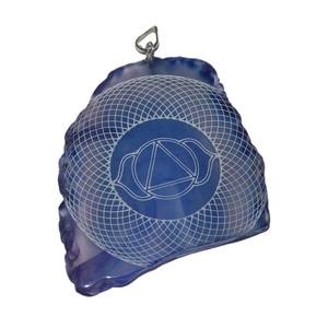 Pendentif en tranche de chakra du troisième oeil en agate sculptée gravée avec design Feng Shui et mascotte - Product Image 1