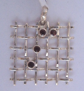 Pendentif en alliage personnalisable avec lunette en plaqué or et argent sertie de breloques de bijoux design Hip Hop en laiton - Product Image 1