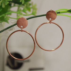 Pendientes en latón con chapado en cobre y forma circular Pendientes de gotas Pendientes de última moda para bodas y fiestas Tradnary - Product Image 1