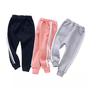 Pantalon de survêtement en molleton de coton pour enfants à rayures latérales sur les pantalons d'enfants ajoutez votre logo personnalisé sur les pantalons - Product Image 2