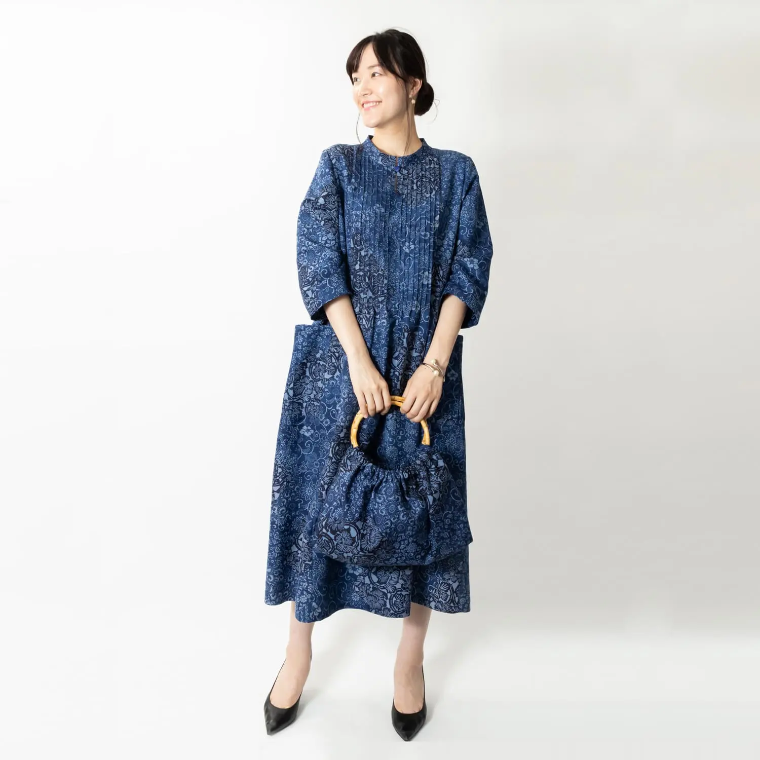 日本独自の着物生地を使用し、ピンタックを多く使用してボリュームを生み出したルーズドレス
