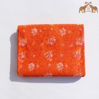 Tissu en coton à fleurs doux et léger, parfait pour créer des robes d'été élégantes, des chemisiers et des jupes