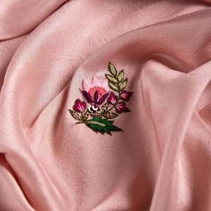 Sari de Secuencia Rangoli Muy Bonito y Elegante, Traje con Trabajo de Secuencia en Georgette con Blusa Pesada de MEETALI CREATION - Product Image 3