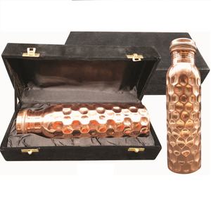 Grande bouteille en cuivre au design martelé avec lunettes pour la décoration intérieure et les cadeaux Ensemble de bouteilles d'eau en cuivre poli brillant avec gobelets - Product Image 4