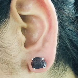 ต่างหูเม็ดเงินสเตอริ925พร้อมโกเมนสีแดงธรรมชาติอัญมณีหยาบดีไซน์ทันสมัยสำหรับงานแต่งงานและของขวัญโอกาส - Product Image 6