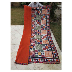 Couvre-lit au design géométrique complexe de style classique de qualité supérieure brodé à la main - Product Image 1