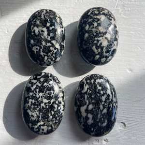 Piedras caídas de jaspe cebra, piedras preciosas pulidas de cristal para Reiki, equilibrio de Chakra de raíz curativa, Palma pulida de amor tallada a mano - Product Image 3