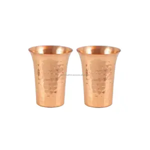 一套2个锤打设计的铜片小杯，金色电镀抛光圆形高品质饮用