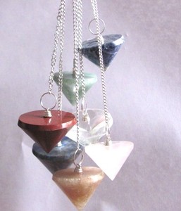 Pendules à cône Chakra Style Feng Shui Agate Gemstone Pendule de radiesthésie Techniques de gravure sculptées à la main pour l'amour - Product Image 1