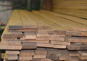 ผลิตภัณฑ์ขายร้อนโอ๊คขอบคณะกรรมการ KD10 % 30*150*6000การใช้งานก่อสร้างรัสเซียโรงงานอุปทานราคาต่ำ - Product Image 2