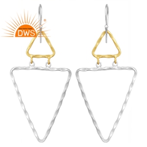 Pendientes colgantes de diseño triangular torcido de plata 925, joyería lisa con acabado de dos tonos, venta al por mayor - Product Image 1