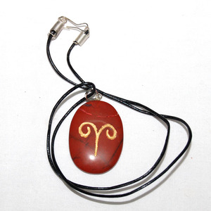 Compre en Línea Colgantes con el Símbolo del Signo Zodiacal Rojo: Colgantes con el Símbolo del Signo Zodiacal Rojo en Venta - Product Image 1
