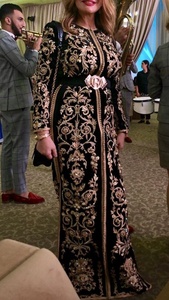 Caftan pour tenue de fête et mariage, belle robe avec des perles de verre de cristal décoratives en pierre, travail, 2021 - Product Image 2