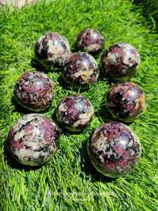 Sphère de cristal d'eudialyte naturelle polie, pierre précieuse de guérison - Product Image 4