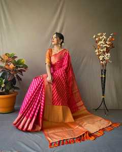 सुंदर बनारसी <span class=keywords><strong>Patola</strong></span> Leheriya के साथ सोने जरी साड़ियों में Weaves और Meenakari विपरीत के साथ बुनाई अमीर बुनाई Pallu साड़ी