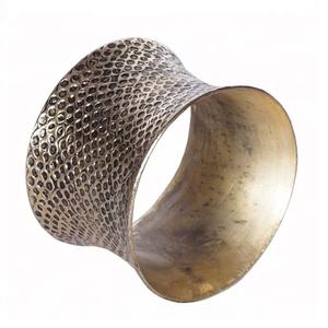 Rond de serviette en laiton rond de luxe fait à la main décoration de table de concepteur pour les mariages et les fêtes caractéristique stockée - Product Image 2