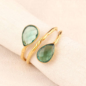 Bague en quartz apatite double pierre précieuse de créateur faite à la main bande texturée réglable goutte de poire à facettes avant diamant bijoux à bande mince - Product Image 2