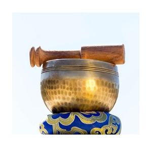 Bol chantant martelé en laiton couleur or avec bâton en bois pour les maux de tête et la relaxation de la migraine bol chantant tibétain - Product Image 1