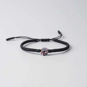 สร้อยข้อมือมิตรภาพทอมือ ความสุขทำมือ - Product Image 1