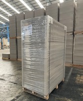 Carton gris de différentes tailles, papier spécial composite, utilisation industrielle, feuilles de carton recyclables