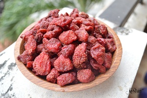 Dâu Tây Khô Không Đường Ngọt Và Chua Khỏe Mạnh Snack Chất Lượng Cao Sản Xuất Tại Việt Nam Giá Tốt Nhất Khoáng Sản Đầy Đủ Không GMO - Product Image 4