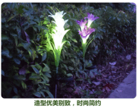 Lampe solaire LED 4 fleurs de lys, en fibre de verre enduite de PE, style campagnard, décoration artistique, pour sol, maison, hôtels, centres commerciaux, usage quotidien