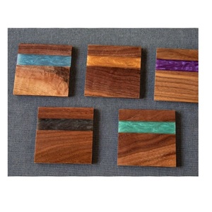 Dessous de verre en résine et pierre de bois de différentes couleurs pour boissons Bois de pin naturel et résine Cadeau de pendaison de crémaillère Lot de 6 tailles personnalisées - Product Image 3