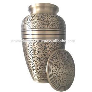 Urnas de cremación de latón dorado y negro, grabado por A.K, India - Product Image 6