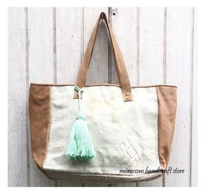 กระเป๋าถือโบฮีเมียนหนังแท้มีกระดุมลวดลายเรขาคณิตและการตกแต่งล็อคและการปิดฝาทรง kilim - Product Image 1