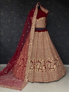 Fine broderie en velours rouge marqueur royale, belle broderie, travail et fantaisie, travail mori, lehenga cholivia, chemisier et filet dupatta - Product Image 3