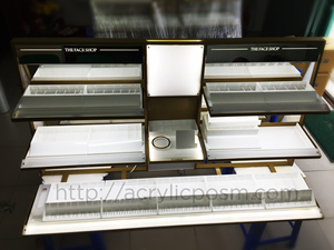 เคาน์เตอร์โชว์เครื่องสำอางอะคริลิคหลากสีแบบ DDP พร้อมขาตั้งโลหะสำหรับโชว์เครื่องสำอางและปากกา - Product Image 2