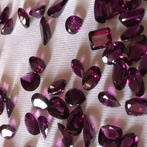 พลอยโกเมน Rhodolite ธรรมชาติแบบเหลี่ยมเพชรพลอยรูปร่างและขนาด6x4ถึง10x8มม. คุณภาพดีเยี่ยมราคาขายส่ง