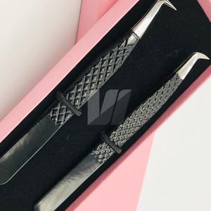 Pinzas de extensión de pestañas de acero inoxidable japonesas con logotipo personalizado profesional Punta puntiaguda con agarre de Diamante Negro Volumen sostenible - Product Image 6