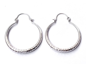 Pendiente de aro plateado estilo bohemio hecho a mano joyería de latón - Product Image 2