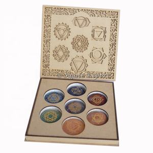 Pierre des sept chakras avec boîte cadeau, mots sanscrits gravés, ensemble de pierres des chakras, boîte naturelle - Product Image 4