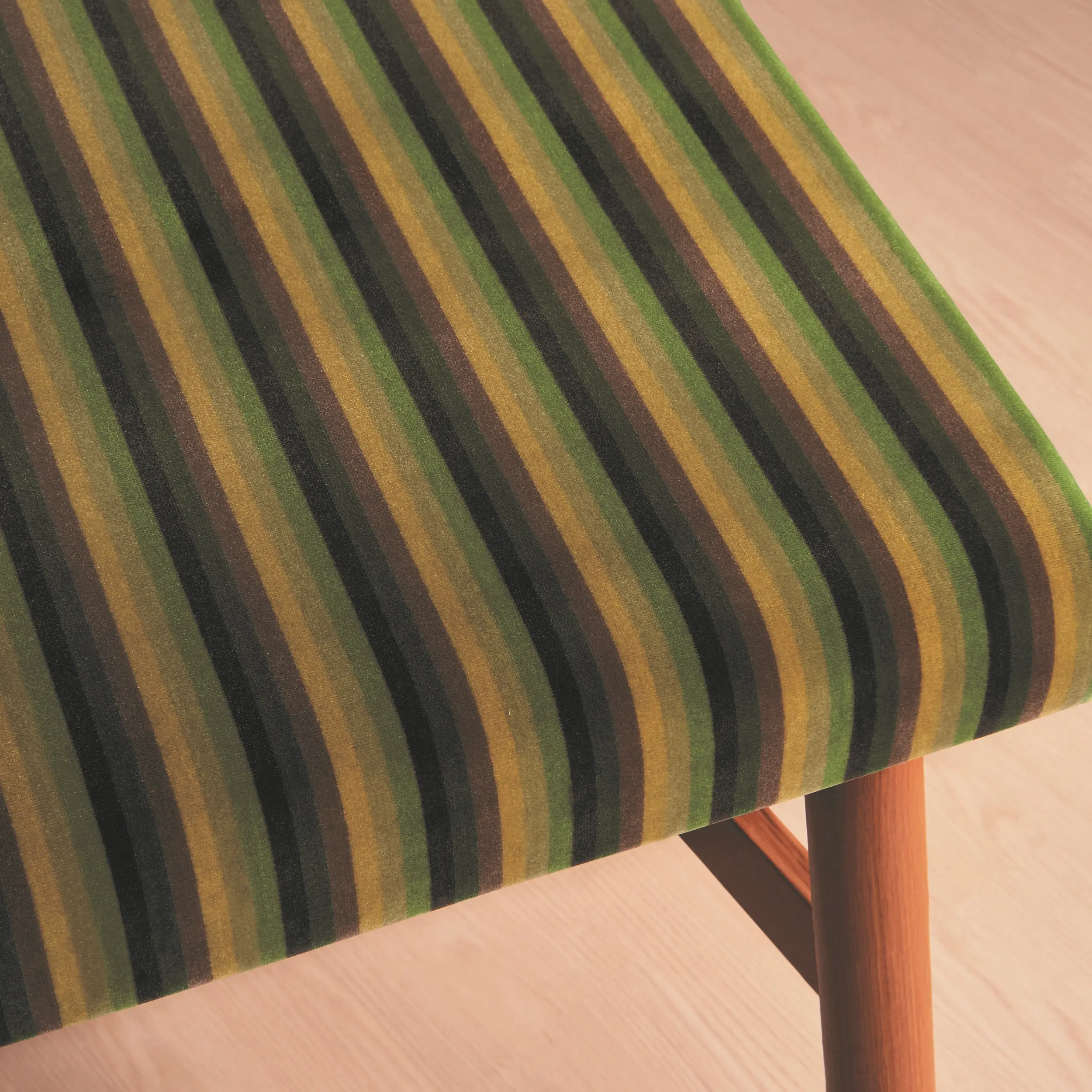 قماش مخطط كاجوال وبشكل نوستالجي. إنّه نسيج مُنجّد جميل للغاية للكرسي مصنوع في اليابان.