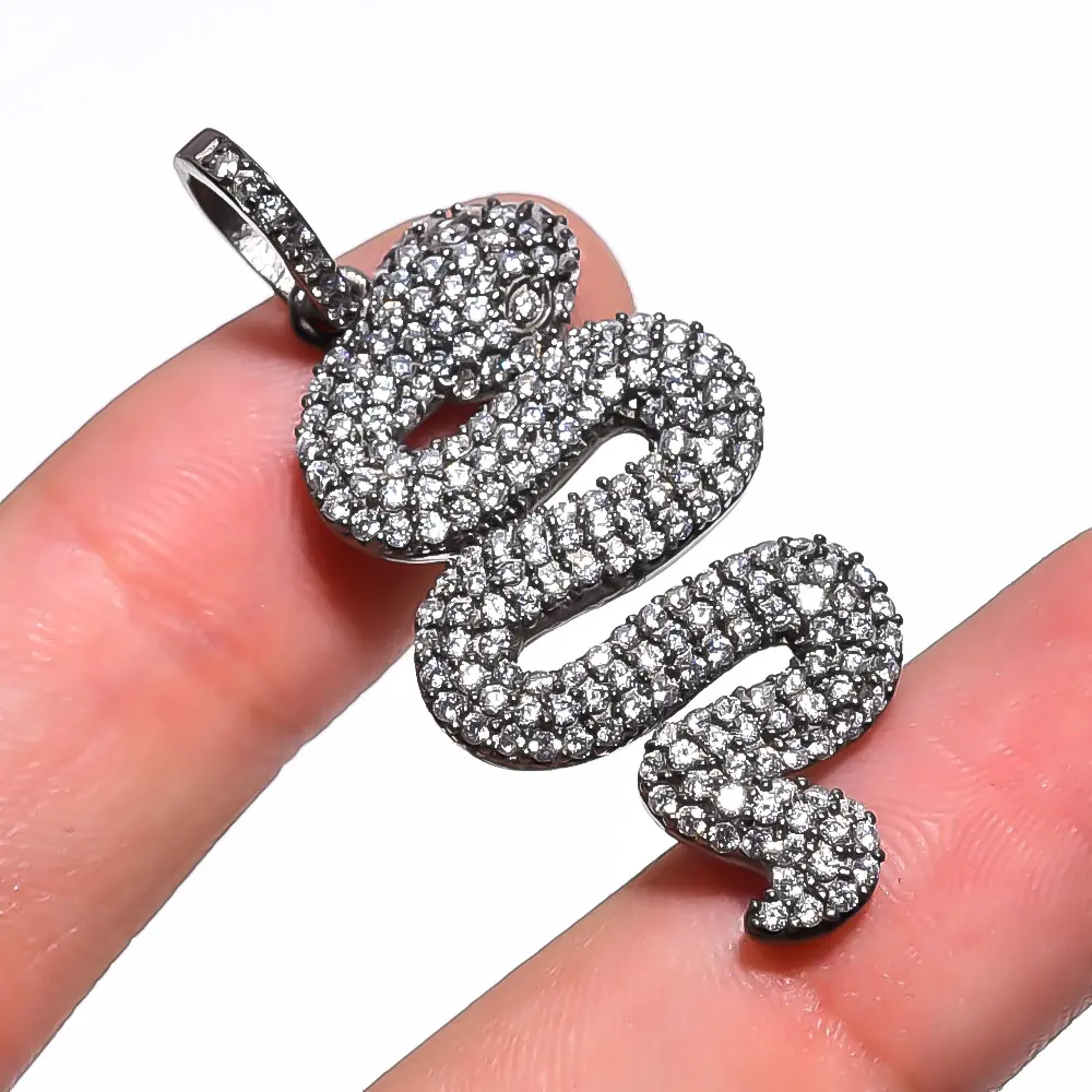 มาใหม่ส่วนบุคคล 925 เงินสเตอร์ลิงMicro Paveสีดําชุบงูจี้Cubic Zirconเครื่องประดับจี้Charms