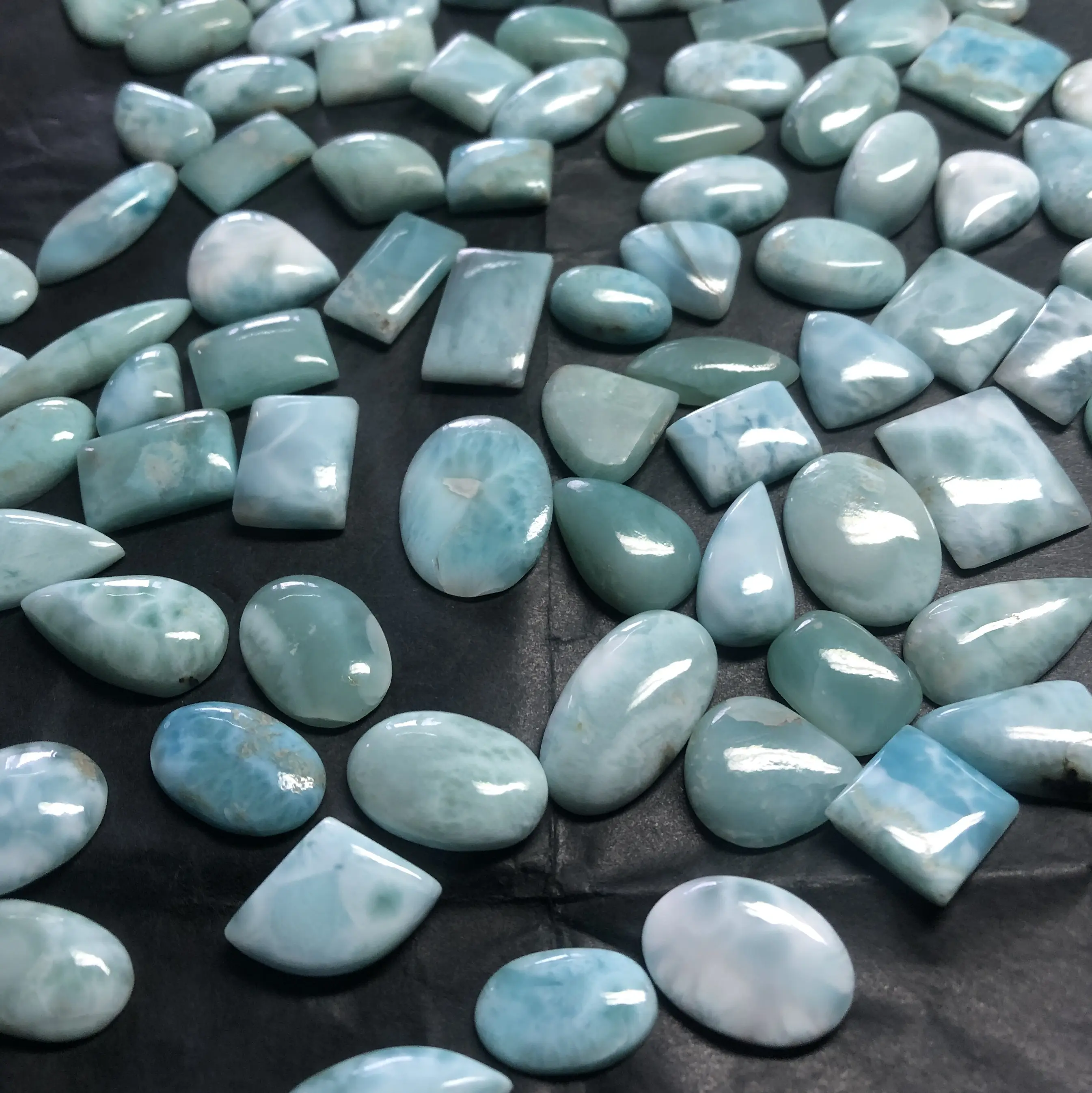Lote de cabujones sueltos al por mayor de piedra Larimar azul natural de tamaño libre del proveedor de piedras preciosas a precio de Mayorista distribuidor en línea